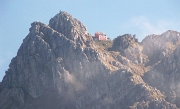 04 Zoommata sulla Punta Cermenati e il Rifugio Azzoni...